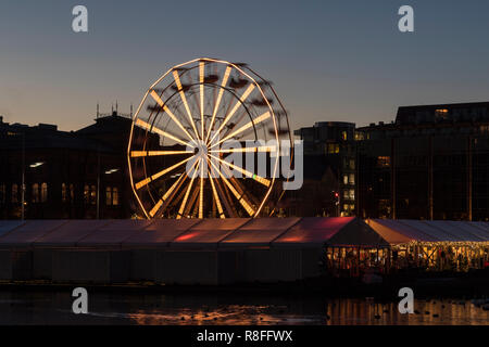 Marché de Noël par Lille Lungegaardsvannet Lake au centre-ville de Bergen, Norvège. Grande roue en rotation. Banque D'Images