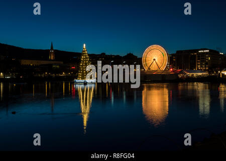 Arbre de Noël et Marché par Lille Lungegaardsvannet Lake au centre-ville de Bergen, Norvège. Grande roue en rotation. Banque D'Images