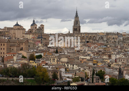 Des toits de la vieille ville de Tolède, Castille-La Manche, Espagne. Vue depuis l'Ermita del Valle (Ermitage de Virgen del Valle), sur la rive opposée de la ri Banque D'Images