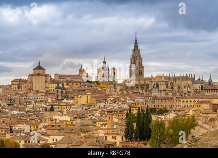 Des toits de la vieille ville de Tolède, Castille-La Manche, Espagne. Vue depuis l'Ermita del Valle (Ermitage de Virgen del Valle), sur la rive opposée de la ri Banque D'Images