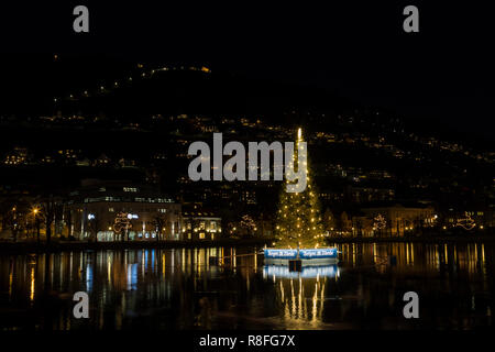 L'arbre de Noël flottant décoré à Lille Lungegaardsvannet Lake au centre-ville de Bergen, Norvège Banque D'Images