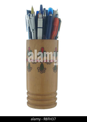 Verre décoratif en bois décoré avec des ornements colorés remplis de divers stylos, isolé sur fond blanc. Banque D'Images