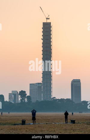 Bergers indiens avec leurs chèvres domestiques au sol de Maidan donnant sur les immeubles de grande hauteur à Kolkata, Inde. Banque D'Images