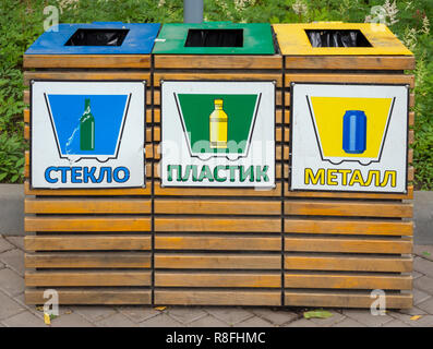 Bennes de bois pour la collecte séparée des déchets dans le parc Banque D'Images