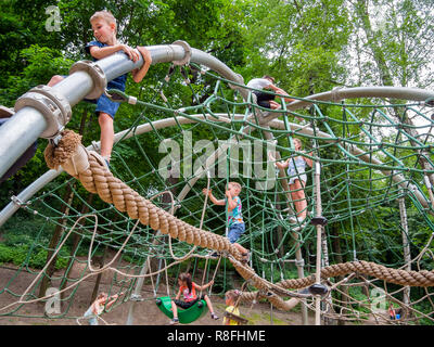 Voronezh (Russie - le 24 juin 2018 : les enfants sur la promenade apprendre un nouveau complexe de jeu dans le parc Lénine Banque D'Images