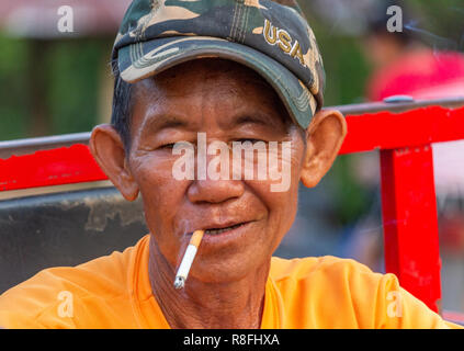 Thakhek, Laos - 20 Avril 2018 : Senior man smoking Lao dans un village rural à distance du sud du Laos Banque D'Images