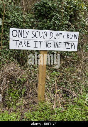 Panneau de signalisation « vol-pourboires » sur la voie de la campagne dans le Hampshire, en Angleterre, au Royaume-Uni Banque D'Images