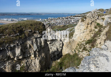 Vue à travers le glissement de terrain sur l'île de Portland et Chesil Beach en direction de Weymouth à Dorset, Angleterre, Royaume-Uni Banque D'Images