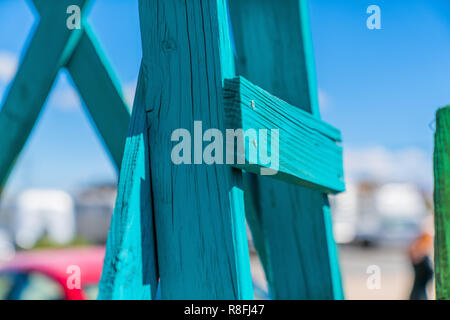 Close up de turquoise en bois avec l'Amérique d'un drapeau à l'arrière-plan Banque D'Images