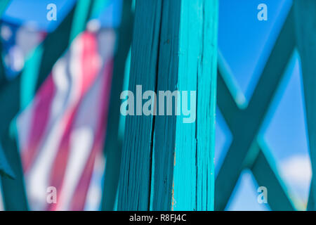 Close up de turquoise en bois avec l'Amérique d'un drapeau à l'arrière-plan Banque D'Images