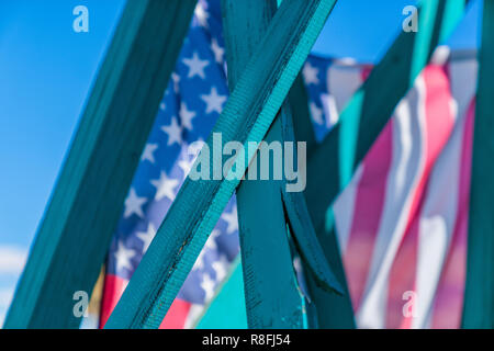 Close up de turquoise en bois avec l'Amérique d'un drapeau à l'arrière-plan Banque D'Images