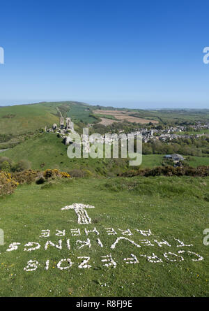 Château de Corfe et village sur l'île de Purbeck, Dorset, England, UK Banque D'Images