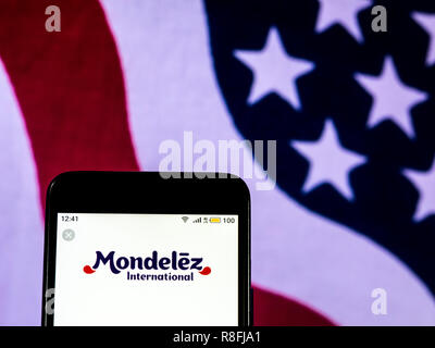 Mondelez International logo de l'entreprise vu affichée sur téléphone intelligent. Banque D'Images