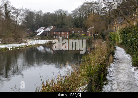 Promenade d'hiver à côté des cottages au bord de la rivière à Winchester sur l'Itchen navigation dans le Hampshire, Angleterre, Royaume-Uni Banque D'Images