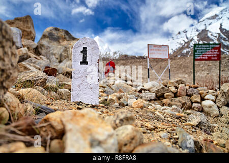 1er kilomètre pierre en Himalaya. Glacier Gangotri, Gaumukh, Inde. Banque D'Images