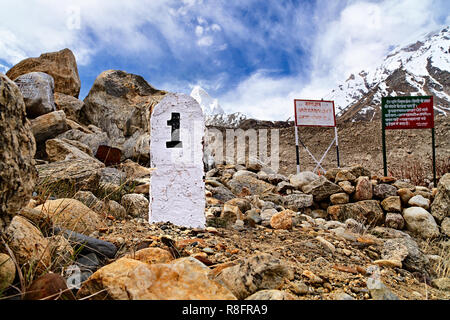 1er kilomètre pierre en Himalaya. Glacier Gangotri, Gaumukh, Inde. Banque D'Images