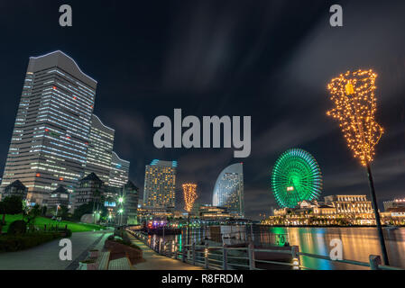 Paysage urbain de Minato Mirai 21 domaine de la ville de Yokohama dans la nuit à Kanagawa, Japon. Yokohama est la deuxième ville du Japon par population Banque D'Images