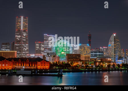 Paysage urbain de Minato Mirai 21 domaine de la ville de Yokohama dans la nuit à Kanagawa, Japon. Yokohama est la deuxième ville du Japon par population Banque D'Images