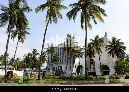 TOGO, Lomé, abandonné depuis 2005, l'Hôtel de la paix sur le Boulevard du Mono, construit en 1970 et géré par l'íes groupe Pullman, devant la plage de pâturage chevaux / verlassenenes Hôtel des Friedens, davor grasende Strandpferde Banque D'Images