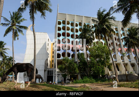 TOGO, Lomé, abandonné depuis 2005, l'Hôtel de la paix sur le Boulevard du Mono, construit en 1970 et géré par l'íes groupe Pullman, devant la plage de pâturage chevaux / verlassenenes Hôtel des Friedens, davor grasende Strandpferde Banque D'Images