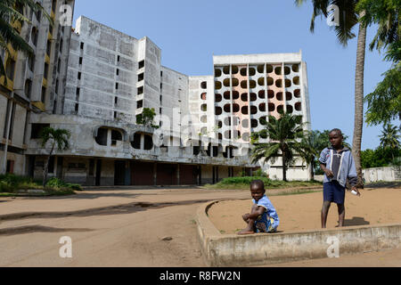 TOGO, Lomé, abandonné l'Hôtel de la paix sur le Boulevard du Mono, construit en 1970'íes / verlassenenes Hôtel des Friedens Banque D'Images