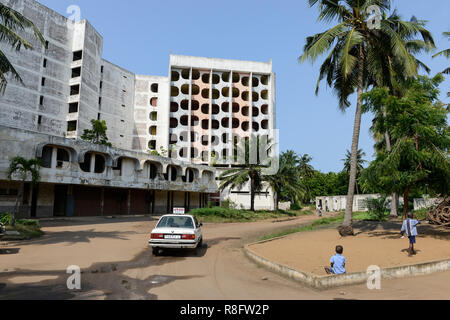 TOGO, Lomé, abandonné l'Hôtel de la paix sur le Boulevard du Mono, construit en 1970'íes , voiture de l'école de conduite / verlassenenes Hôtel des Friedens Banque D'Images