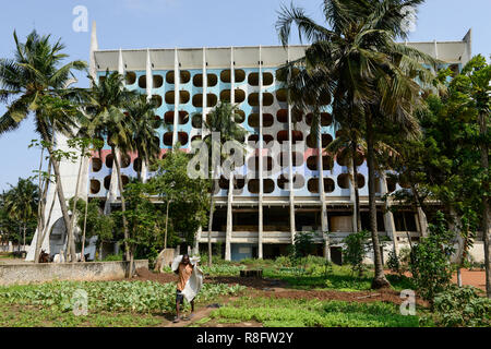 TOGO, Lomé, abandonné l'Hôtel de la paix sur le Boulevard du Mono, construit en 1970'íes , verlassenenes urbain jardinage / Hotel des Friedens, Gemuese Garten Banque D'Images