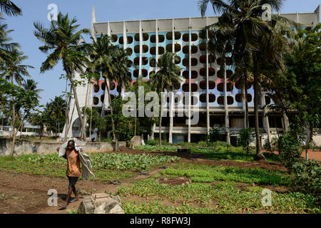 TOGO, Lomé, abandonné l'Hôtel de la paix sur le Boulevard du Mono, construit en 1970'íes , verlassenenes urbain jardinage / Hotel des Friedens, Gemuese Garten Banque D'Images