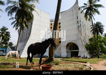 TOGO, Lomé, abandonné depuis 2005, l'Hôtel de la paix sur le Boulevard du Mono, construit en 1970 et géré par l'íes groupe Pullman, devant la plage de pâturage chevaux / verlassenenes Hôtel des Friedens, davor grasende Strandpferde Banque D'Images