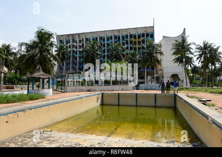 TOGO, Lomé, abandonné l'Hôtel de la paix sur le Boulevard du Mono, construit en 1970'íes, managed by Pullman Groupe / verlassenenes Hôtel des Friedens Banque D'Images