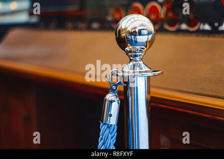 Et après clôture de la chaîne sur le côté de l'entrée d'une fonction d'ornement populaire dans les jardins Banque D'Images