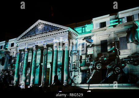 Lumière sur la façade du congrès des députés à l'occasion du 40e anniversaire de la Constitution espagnole, Madrid, Espagne Banque D'Images