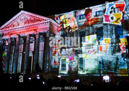 Lumière sur la façade du congrès des députés à l'occasion du 40e anniversaire de la Constitution espagnole, Madrid, Espagne Banque D'Images