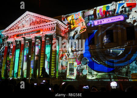 Lumière sur la façade du congrès des députés à l'occasion du 40e anniversaire de la Constitution espagnole, Madrid, Espagne Banque D'Images