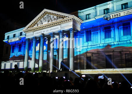 Lumière sur la façade du congrès des députés à l'occasion du 40e anniversaire de la Constitution espagnole, Madrid, Espagne Banque D'Images