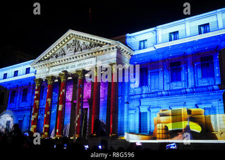 Lumière sur la façade du congrès des députés à l'occasion du 40e anniversaire de la Constitution espagnole, Madrid, Espagne Banque D'Images