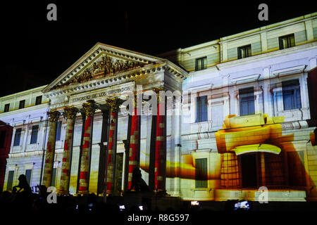 Lumière sur la façade du congrès des députés à l'occasion du 40e anniversaire de la Constitution espagnole, Madrid, Espagne Banque D'Images