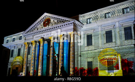 Lumière sur la façade du congrès des députés à l'occasion du 40e anniversaire de la Constitution espagnole, Madrid, Espagne Banque D'Images