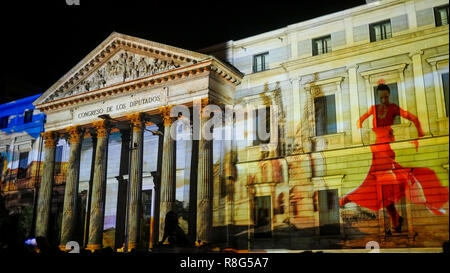 Lumière sur la façade du congrès des députés à l'occasion du 40e anniversaire de la Constitution espagnole, Madrid, Espagne Banque D'Images