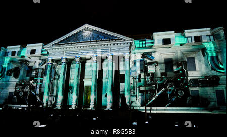 Lumière sur la façade du congrès des députés à l'occasion du 40e anniversaire de la Constitution espagnole, Madrid, Espagne Banque D'Images