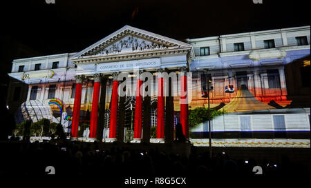 Lumière sur la façade du congrès des députés à l'occasion du 40e anniversaire de la Constitution espagnole, Madrid, Espagne Banque D'Images