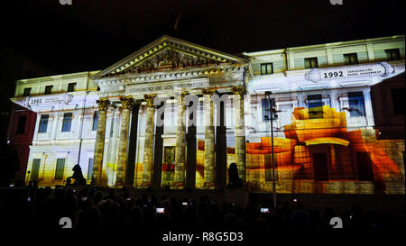 Lumière sur la façade du congrès des députés à l'occasion du 40e anniversaire de la Constitution espagnole, Madrid, Espagne Banque D'Images