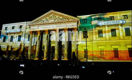 Lumière sur la façade du congrès des députés à l'occasion du 40e anniversaire de la Constitution espagnole, Madrid, Espagne Banque D'Images