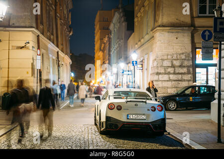 Cracovie, Pologne - 27 août 2018 : La Nissan NISMO GT-R Location de voitures en stationnement sur rue de nuit. La Nissan GT-R est un 2 portes, 2 +2 véhicule haute performance Banque D'Images