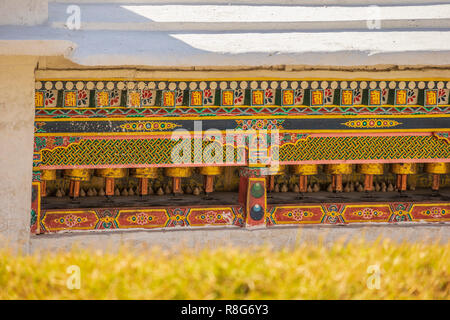 Roues de prière à Trashiyangtse Dzong Banque D'Images