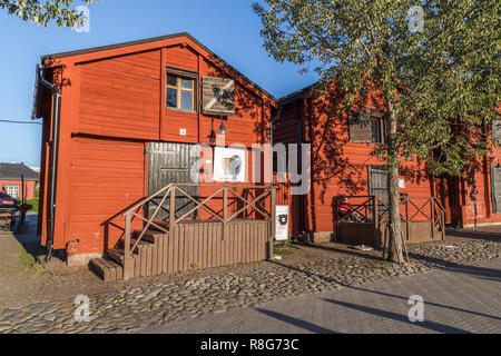 OULU, FINLANDE - le 21 juillet 2016 : vieux entrepôts en bois dans le vieux centre autour du port d'Oulu en Finlande Banque D'Images