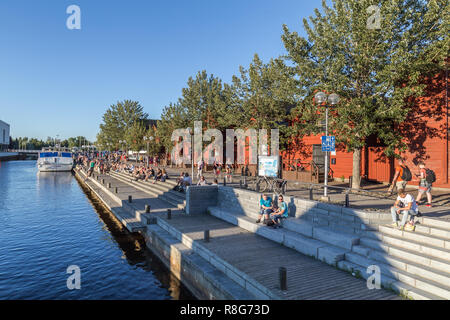 OULU, FINLANDE - le 21 juillet 2016 : des gens assis le long du port, dans le centre d'Oulu en Finlande jouissant d'un panorama exceptionnel ensoleillé et chaud le soir. Banque D'Images