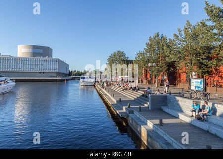 OULU, FINLANDE - le 21 juillet 2016 : des gens assis le long du port, dans le centre d'Oulu en Finlande jouissant d'un panorama exceptionnel ensoleillé et chaud le soir. Banque D'Images