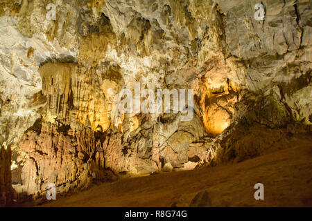 Phong Nha Ke Bang, grotte, un étonnant, merveilleux cavern à Bo Trach, Quang Binh, au Vietnam, est patrimoine de Viet Nam, traveller visiter en bateau sur wate Banque D'Images