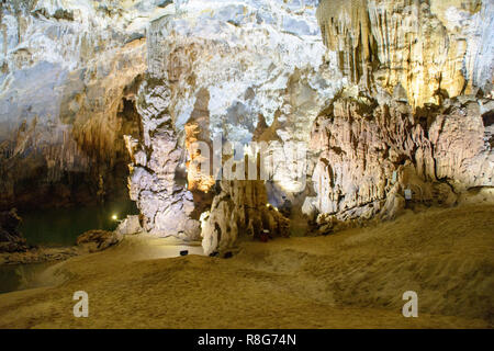 Phong Nha Ke Bang, grotte, un étonnant, merveilleux cavern à Bo Trach, Quang Binh, au Vietnam, est patrimoine de Viet Nam, traveller visiter en bateau sur wate Banque D'Images